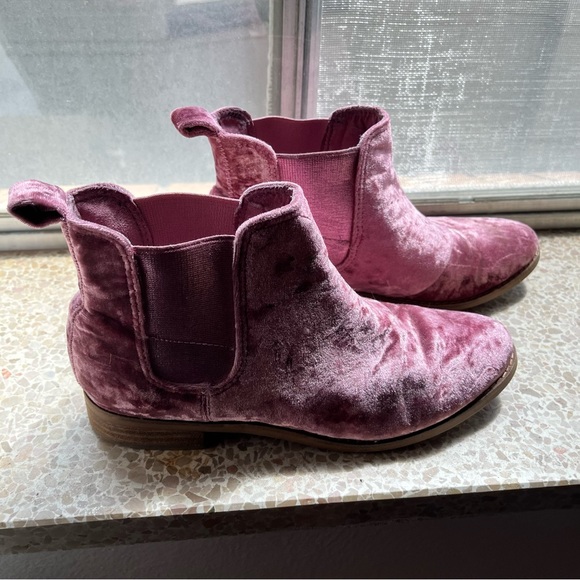 Tom’s Pink Velour Booties - Picture 3 of 6